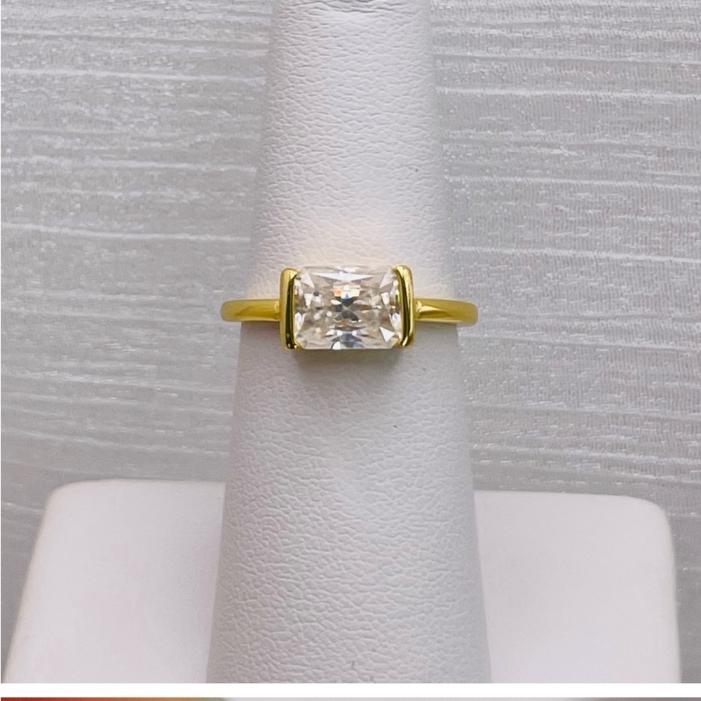 2.0 CT Moissanite Diamond East / West Ring